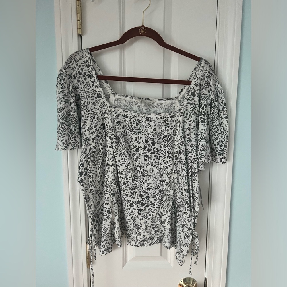 Lucky Brand print top with side tie detail. Size XL. New with tags.